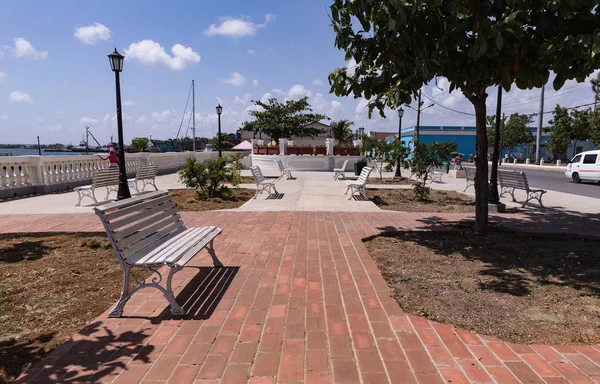 Prázdné lavičky v parku th v Cienfuegos — Stock fotografie