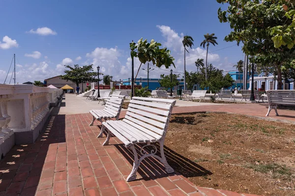 Empty benches in th park in Cienfuegos — Stock Photo, Image