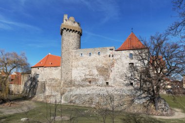 Gotik kuleye Rumpal ve bahar zaman Strakonice şehirde bir ortaçağ kalesi. Çek Cumhuriyeti. 13. yüzyılın başında moated castle Otava Nehri üzerinde inşa edilmiştir.