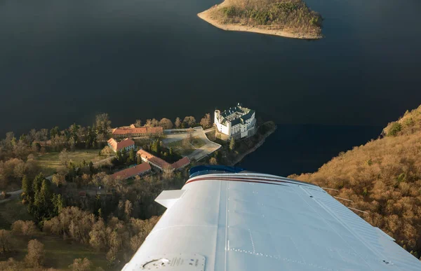 Castello Orlik sotto la diga di Orlik, vista dall'aereo, roccaforte medievale ceca nella Boemia meridionale, Repubblica Ceca . — Foto Stock