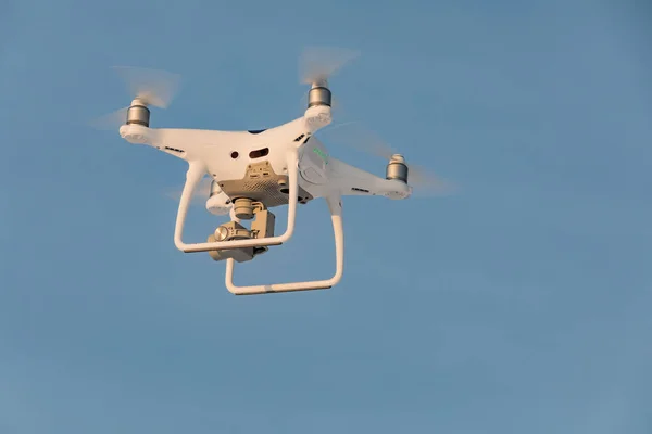 Flying White Drone Phantom Cielo Azul Aterrizando Una Mano Dronada —  Fotos de Stock