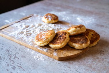 Ev yapımı lezzetli ve sağlıklı yemekler. Un, masaya. Masada yemek var.