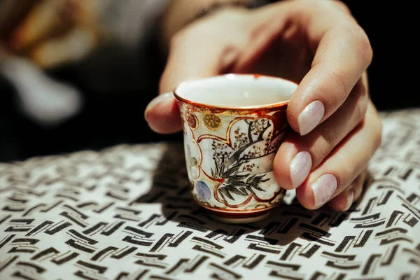 Keramiktasse Einer Hand Handbemalte Keramiktasse Für Traditionelle Chinesische Teezeremonie Einer — Stockfoto
