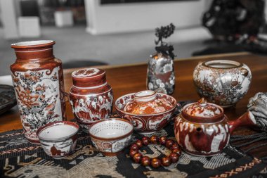 Geleneksel çay seremonisi için çay takımı. Tören için Japon antikası seti. Çaydanlık ve fincanlar masada..