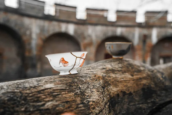 Becher Auf Holzscheit Vorhanden Keramische Tasse Für Chinesische Teezeremonie Eine lizenzfreie Stockfotos