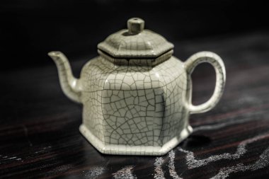 Çin seramik çaydanlığı. Çatallı çaydanlık. Jingdezhen seramikleri.