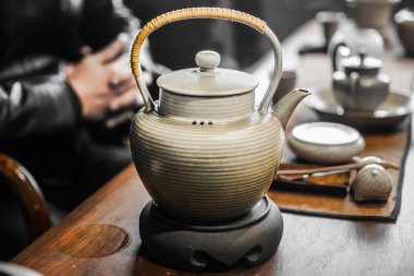 Kaynar su için toprak ısıtıcısı. Jingdezhen seramikleri. Geleneksel çay töreni.