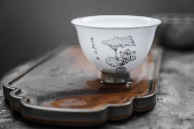 Tahta çay tepsisinde beyaz porselen bardak. jingdezhen seramikleri.