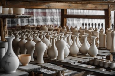 Seramik vazolar. Jingdezhen porseleni. Vazo üretimi.