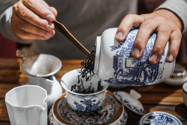 Tradycyjna Ceremonia Herbaty Chińska Herbata Człowiek Parzy Herbatę — Zdjęcie stockowe