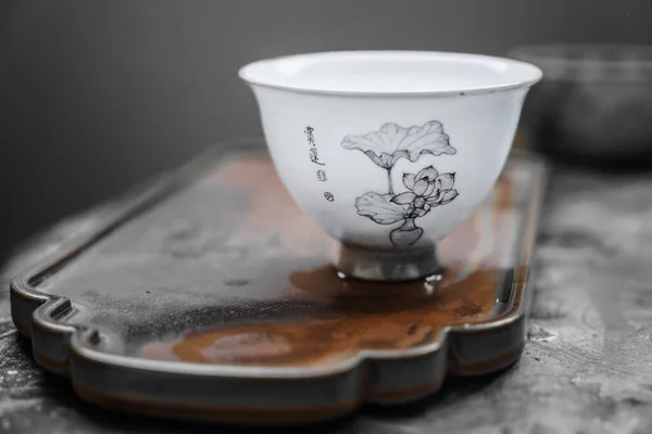 Bílý Porcelánový Šálek Dřevěném Podnosu Jingdezhen Keramika — Stock fotografie