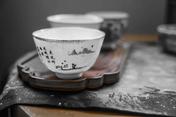 Porzellan Chinesische Tasse Vorhanden Weiße Tasse Für Traditionelle Teezeremonie lizenzfreie Stockbilder