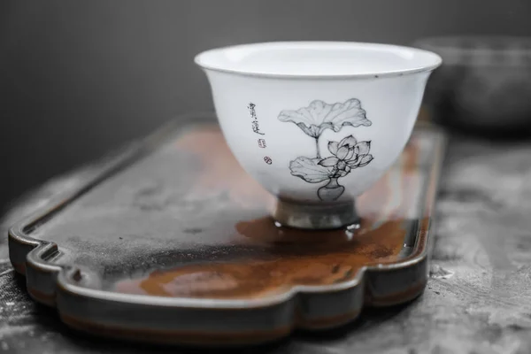 Weiße Porzellantasse Auf Hölzernem Teetablett Jingdezhen Keramik Stockbild