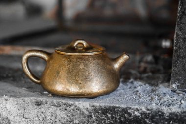 Altın kaplama çaydanlık. Çay seremonisi için Çin çaydanlığı. Jingdezhen çömleği.