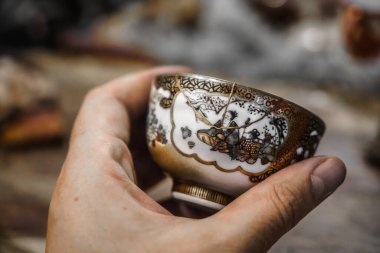 Kintsugi. Altın kaplamalı porselen bardak. Japon tamir tekniği.