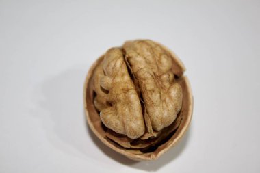 Ceviz, beyaz arka planda yakın çekim 