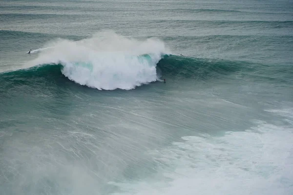 Gran ola en Nazare, Portugal. Lugar único con las olas más grandes del mundo — Foto de Stock