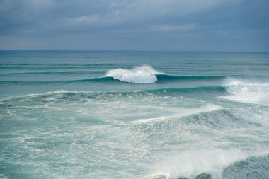 Portekiz, Nazare kasabasından Atlantik okyanusunda büyük dalgalar