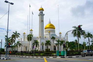 Brunei 'nin başkenti Bandar Seri Begawan' daki Omar Ali Seydien Camii önündeki palmiye ağaçları