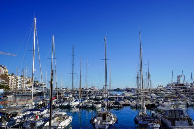 Güneşli bir günde bir sürü yatı olan Monaco Körfezi.
