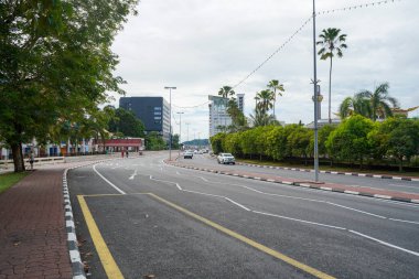 Brunei 'nin başkenti Bandar Seri Begawan' ın yol, ağaç ve modern mimarisi, Kasım 2019