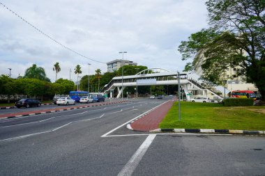 Yol izleri, kaldırım, üst geçit ve Bandar Seri Begawan, Brunei 'nin farklı ağaçları. Kasım 2019