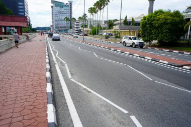 Borneo 'daki küçük bir ülke olan Brunei' nin başkenti Bandar Seri Begawan 'da kaldırım ve karayolu
