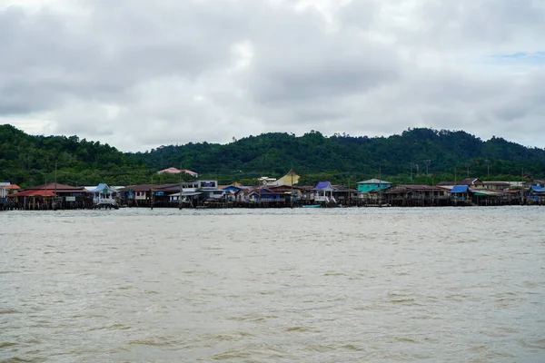 Water Village Bandar Seri Begawan w tle rzeki Brunei. listopad 2019 — Zdjęcie stockowe