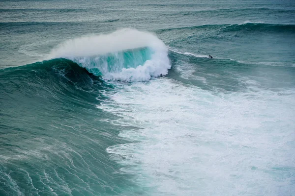 Grande stagione di surf a Nazare, Portogallo. Il suo famoso spot surf — Foto Stock