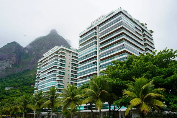 Byggnad i Barrio Tijuca, Rio de Janeiro i Brasilien — Stockfoto