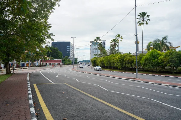 Vägmarkering, träd och modern arkitektur i Bandar Seri Begawan, huvudstad i Brunei, november 2019 — Stockfoto