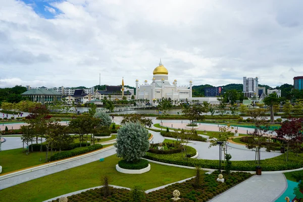 Omar Ali Saifuddien moskén i bakgrunden av den vackra parken Badar Seri Begawan, Brunei. November 2019 — Stockfoto