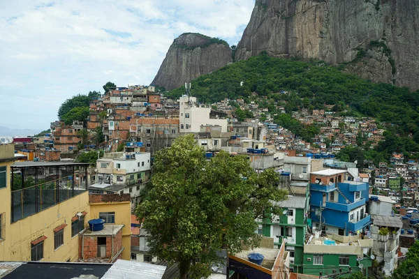 Rocinha favela před obrovskou skálou v Rio de Janeiro — Stock fotografie