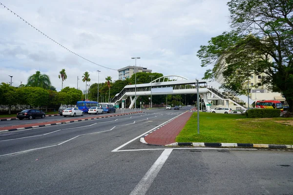 Cestovní značky, chodník, nadjezd a různé stromy Bandar Seri Begawan, Brunej. Listopad 2019 — Stock fotografie