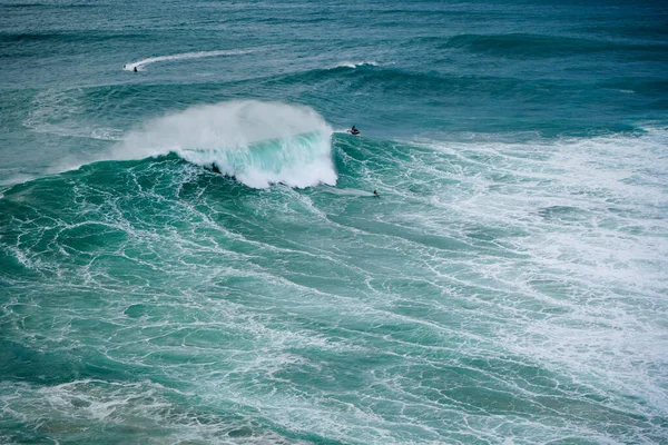 Ação de surfe de tirar o fôlego na Praia do Norte em Nazare, Portugal — Fotografia de Stock