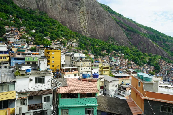 Pohled na Favela Rocinha - největší komunitu tohoto typu na světě — Stock fotografie