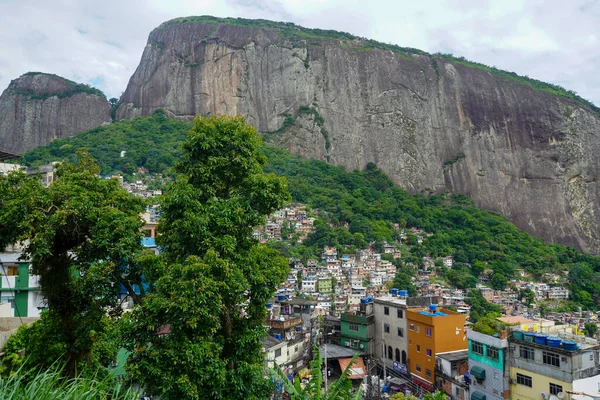 Rock and favela in Rio de Janeiro, Leden 2020 — Stock fotografie