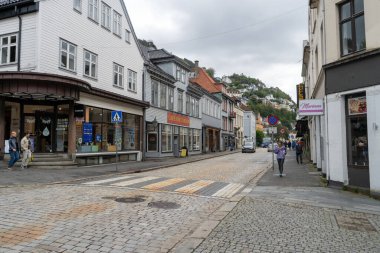 Tipik Bergen sokağı, Norveç. Bu fotoğraf Ağustos 2019 'da ünlü Floibanen Füniküler yakınlarında çekildi.