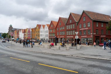 Dünya Mirası Görüş Bryggen Norveç 'in Bergen kentinde yer almaktadır. Fotoğraf yolun diğer tarafından..