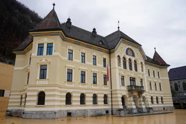 Edificio del Parlamento en la plaza principal de Vaduz en Liechtenstein, diciembre de 2019 —  Fotos de Stock