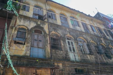 Myanmar eskiden bir İngiliz kolonisiydi ve hala Yangon da dahil olmak üzere birçok şehirde tarihi binaları var..