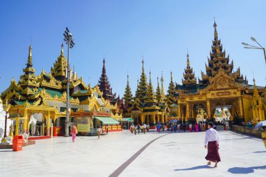 Yangon, Myanmar 'daki Shwedagon Pagoda' nın güzel altın binalarından oluşan devasa bir din kompleksi. Aralık, 2019