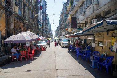 Tipik Yangon caddesi, Myanmar. Güneydoğu Asya 'nın en popüler mekanı olmasa da, sunacak çok şeyi var.