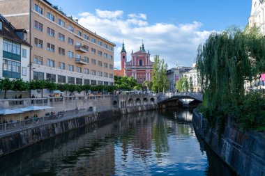 Slovenya 'nın başkenti Ljubljana' daki nehrin güzel manzarası. Tarihi binalar ve nehir üzerindeki köprü.