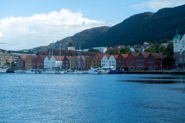 Bergens fiyortlarından biri, UNESCO WHS Bryggen ve Floyen Mountain aynı fotoğrafta. Ağustos 2019