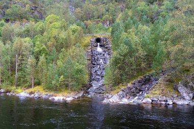 Norveç ve İskandinav topraklarının güzel doğasıyla çevrili olağandışı şelale