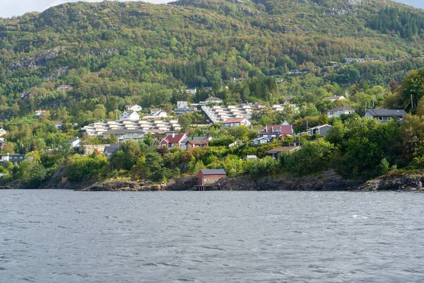 Fjordská plavba v Berge, Norsko. Skandinávský životní styl: domy na hoře a krásná příroda. Srpen 2019 — Stock fotografie