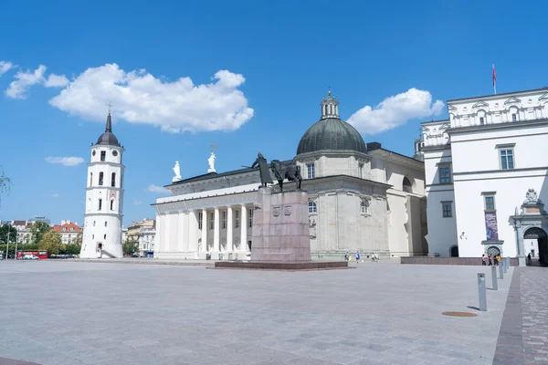 Restaurada Catedral de Vilna, la capital de Lituania. Uno de los destinos turísticos más populares . —  Fotos de Stock