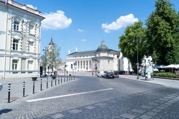 Hermosa plaza de Vilna, Lituania durante el día soleado de junio de 2019 —  Fotos de Stock