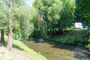 Litvanya, Vilnius 'taki Gediminas Kalesi yakınlarında küçük bir nehir. Haziran 2019
